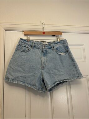 Women’s Abercrombie & Fitch Curve Love 4” Mom Short Light Wash Size 33/16